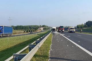 Potworny wypadek pod Białobrzegami! 55-latek zjechał nas pas awaryjny, ale zmiażdżyła go ciężarówka [ZDJĘCIA]