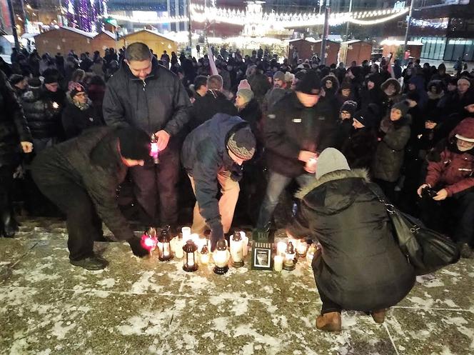 Katowiczanie solidarni z Gdańskiem. Milczący protest przeciwko przemocy przed Teatrem Śląskim [ZDJĘCIA, AUDIO]