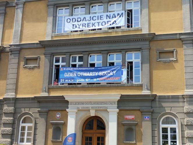 Manifestacja w obronie dyrektora III LO w Tarnowie