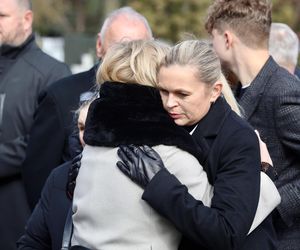 Joanna Racewicz ociera łzy przy grobie męża, pocieszyła ją Barbara Nowacka
