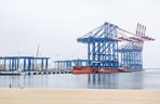 Gdańsk. Do nabrzeża Terminalu T3 na terenie Baltic Hub przybił statek Zhen Hua 32, na pokładzie którego do portu przypłynęły trzy ogromne suwnice przeznaczone do obsługi kontenerowców przy terminalu T3