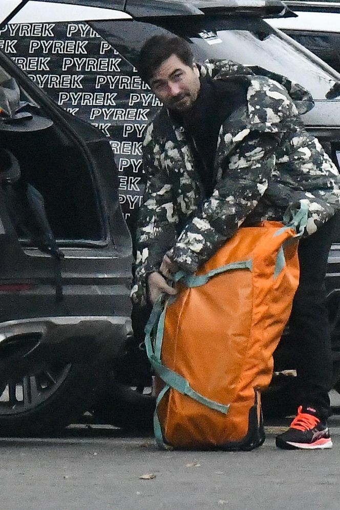 Jan Kliment z żoną i synem wyjeżdżają ze ślubu Kasi Cichopek i Macieja Kurzajewskiego