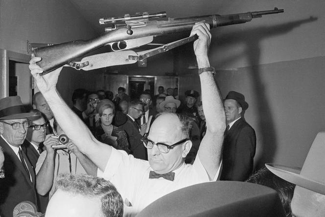Policjant z Dallas prezentuje karabin użyty do zabicia Johna F. Kennedy'ego, 22.11.1963. 
