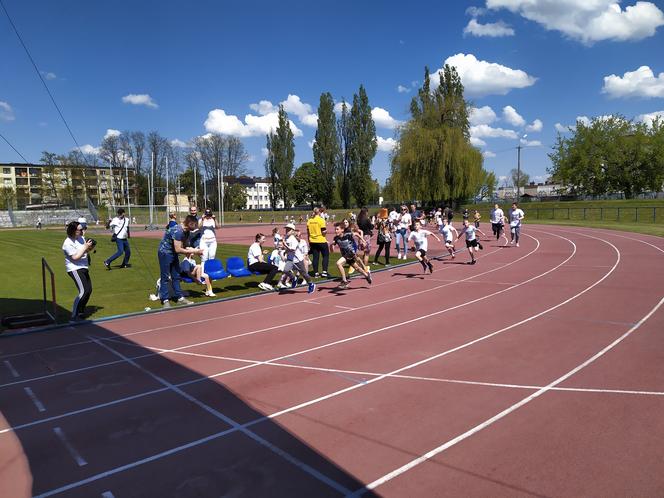 Zobacz uczestników maratonu charytatywnego zorganizowanego przez siedlecką Siedemnastkę