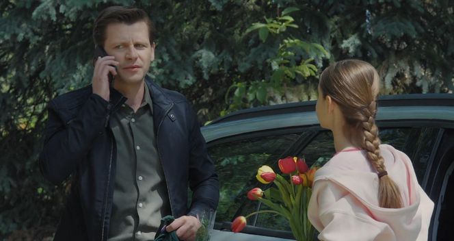 M jak miłość odc. 1886. Hania (Wiktoria Basik), Adam Karski (Patryk Szwichtenberg)