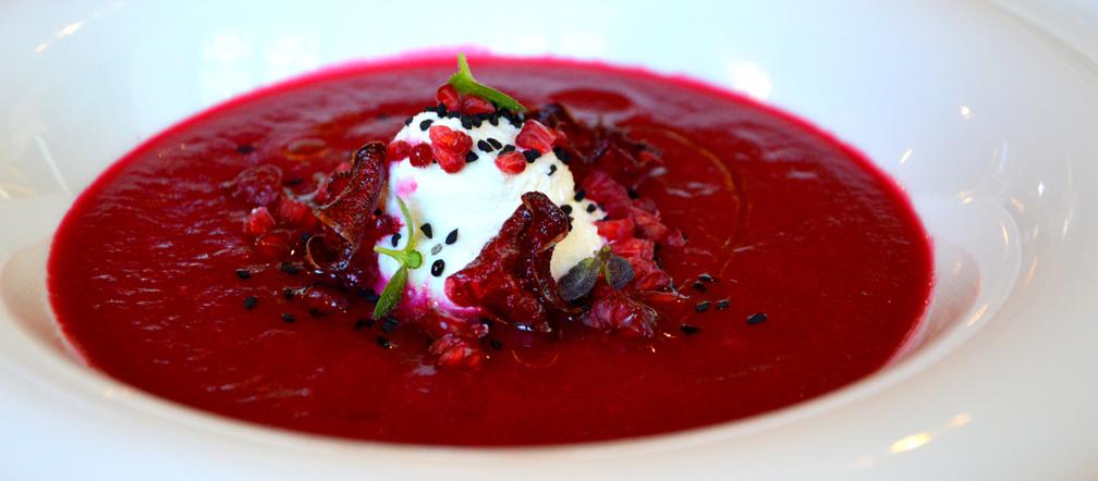 Krem z buraków i malin z pianą z sera Mozzarella di Bufala
