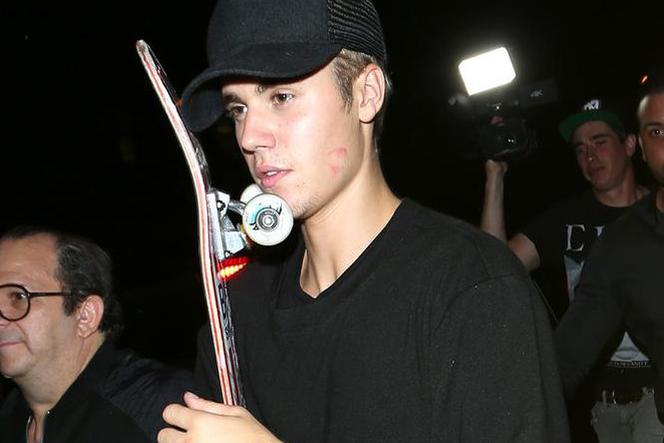 Justin Bieber ze szminką na poliku