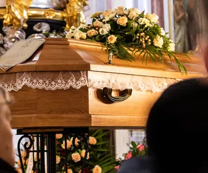 Urzędnicy mieli wolne. Pani Maria nie mogła pochować swojej mamy. Kilka dni czekała na akt zgonu