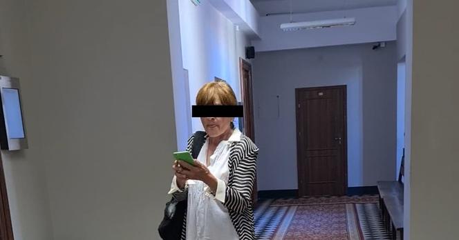 Stare Miasto. Staruszka oskarżona o napaść siekiera w sądzie [ZDJĘCIA]