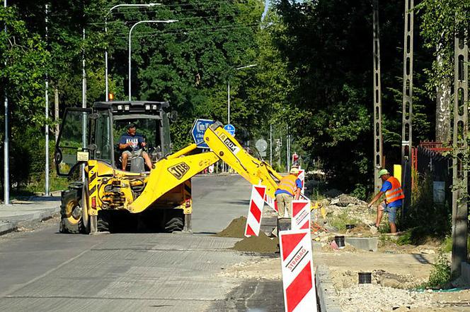 Trwa przebudowa ulicy Szydłowieckiej. Są już zatoki dla autobusów