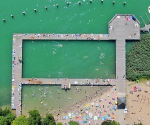 Ogromny pomost i piaszczysta plaża. To miejsce na Mazurach przyciąga tłumy turystów. Zobacz zdjęcia