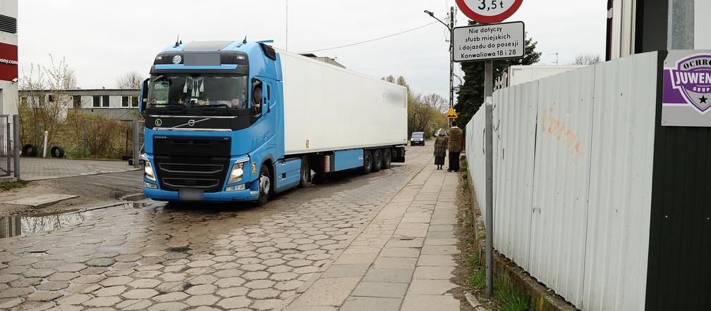 Ciężarówki jeżdżą mimo zakazu od prawie 30 lat. Mieszkańcy ul. Konwaliowej mają dość