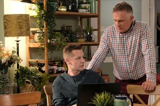 M jak miłość odc. 1875. Artur Rogowski (Robert Moskwa), Paweł (Rafał Mroczek)