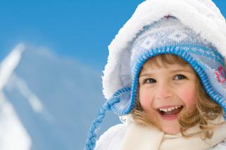 Ferie zimowe w górach lub nad morzem: jak hartować dziecko zimą?
