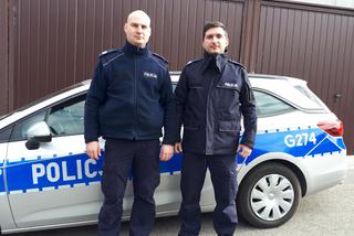 Wieliczka: Policjanci uratowali kobietę z małym dzieckiem z płonącego domu!