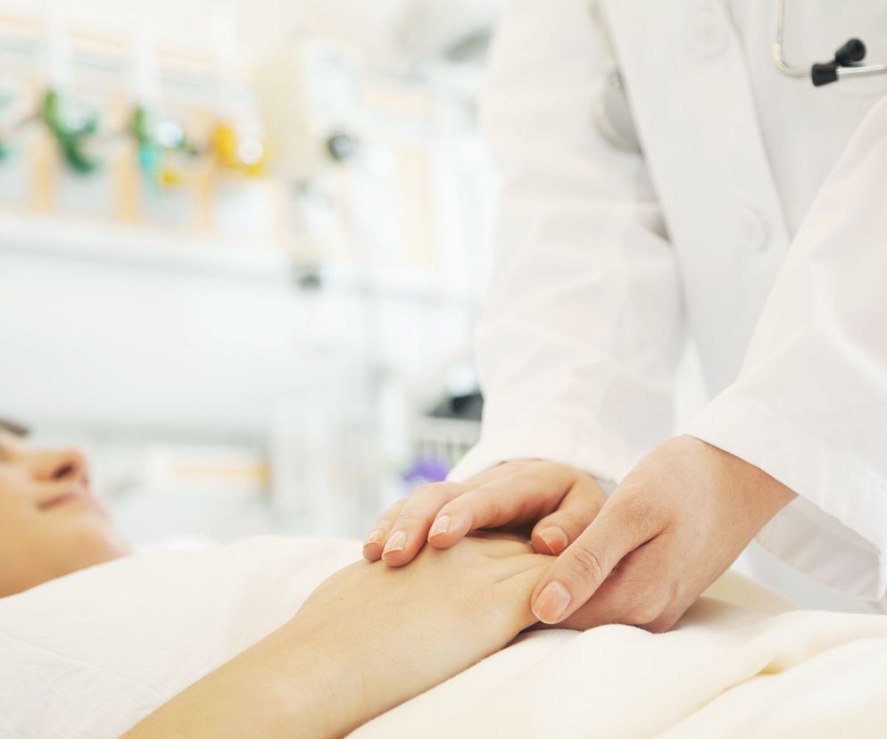 Alkaptonuria (ochronoza)  to choroba, w przebiegu której organizm nie rozkłada dwóch aminokwasów -  fenyloalaniny i tyrozyny. Jakie są przyczyny i objawy alkaptonurii? Na czym polega leczenie?