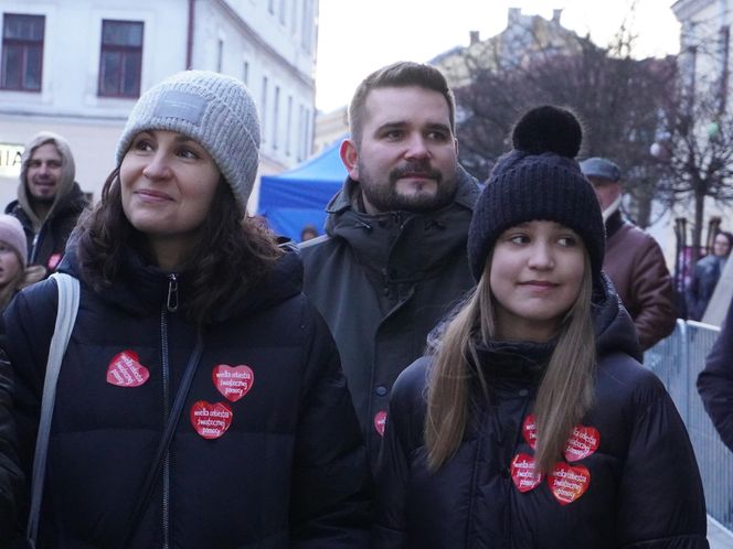 Na rynku w Tarnowie trwa koncert 33. Finału Wielkiej Orkiestry Świątecznej Pomocy. Tak bawią się mieszkańcy miasta