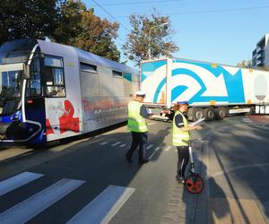 Tir zderzył się z tramwajem we Wrocławiu. 47-latek wysiadł z ciężarówki i zmarł.
