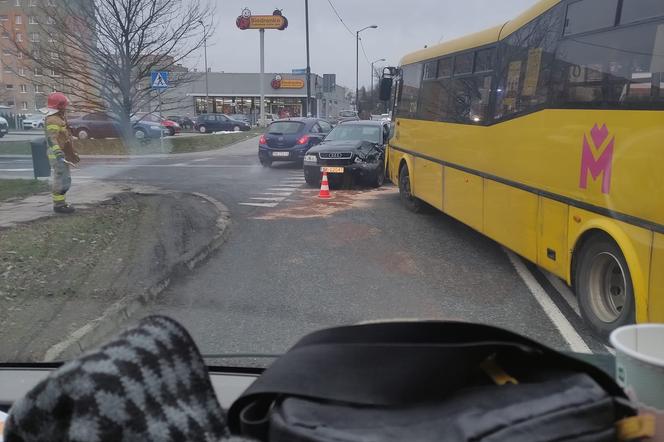 Katowice: Wypadek na Giszowcu. Autobus zderzył się z osobówką