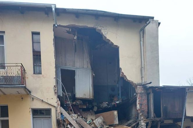 Ściana kamienicy legła w gruzach! Dramatyczna akcja ratunkowa w Wągrowcu