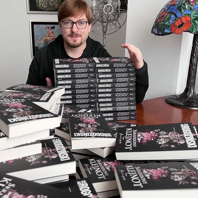 Alek Rogoziński podpisuje premierowe egzemplarze książki Skradziony klejnot od Wydawnictwa Harde