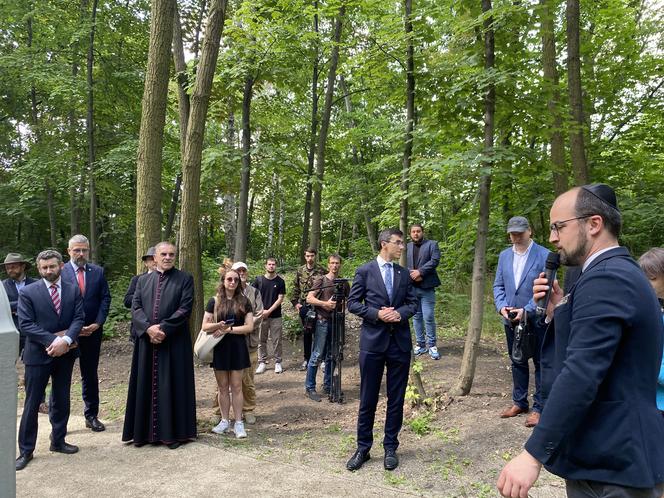 Wielkie prace na Cmenatrzu Żydowskim na Brodnie zakończone. Szukali grobu wybitnego warszawiaka