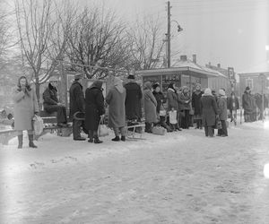 QUIZ PRL. Szybko, tanio i po drodze. Czy pamiętasz, co kupowałeś w kioskach Ruchu? 