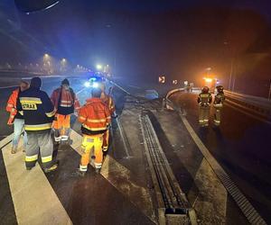 Autokar staranował barierki i spoczął w rowie. 65 pasażerów utknęło na autostradzie A4