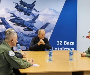 Donald Tusk w bazie lotnictwa w Łasku