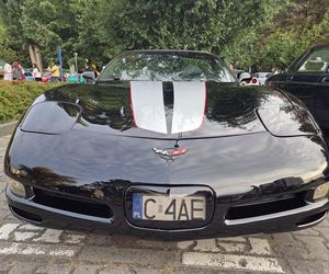 Klasyczna motoryzacja znów zachwyciła Bydgoszcz. „Bydgoskie Klasyki Nocą” przy Torbydzie