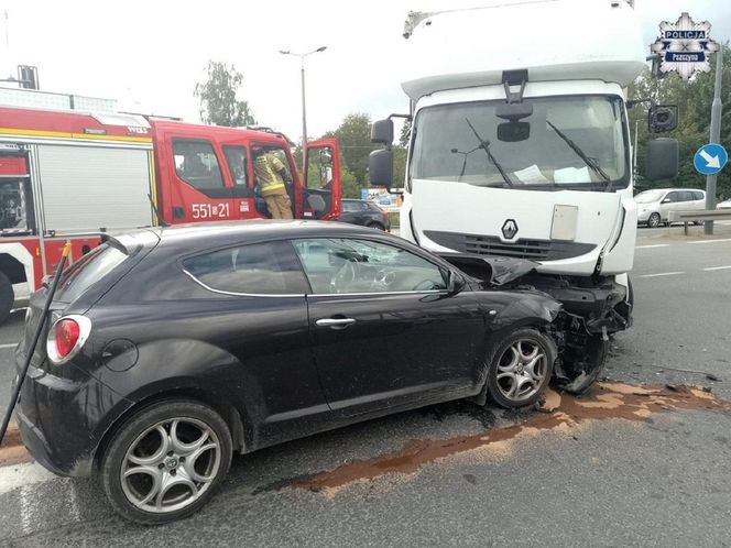 Kraksa na drodze krajowej. Kobieta w szpitalu po zderzeniu z ciężarówką