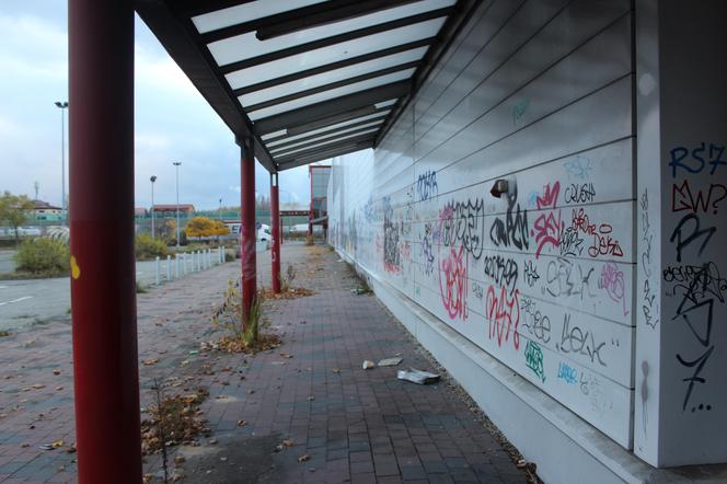 Dawny supermarket Auchan w Dąbrowie Górniczej już nie będzie straszył