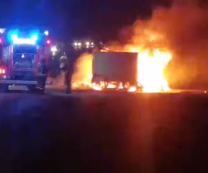 Pożar na autostradzie A4 pod Wrocławiem! Bus stanął w płomieniach