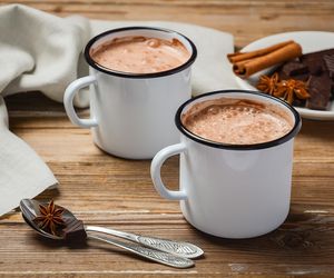 Przez stres jesz dużo śmieciowego jedzenia? Te dwa napoje w tym pomogą