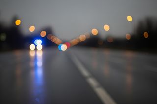 Atak nożownika Katowice. Policjant raniony nożem. Co uratowało mu życie?