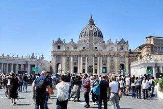 Pogrzeb papieża Franciszka. Plac Świętego Piotra zamknięty. Głośny alert wywołał panikę w Rzymie 
