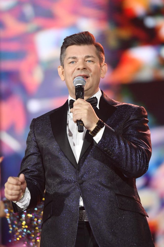 Ksiądz Krzysztof Kołtunowicz bez skarpetek wygłupia się przy kawałku Zenka Martyniuka