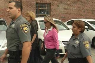 JENNIFER CONNELL - CIOTKA POZWAŁA BRATANKA ZA ZBYT MOCNE OBJĘCIE.