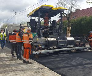 Kończy się przebudowa odcinka Dożynkowej w Lesznie. Drogowcy wylewają dziś asfalt na jezdni 