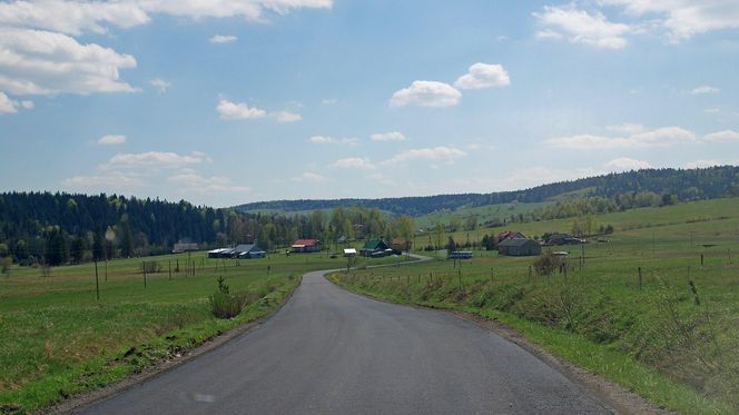 To dawna wieś królewska w Małopolsce. Jej znakiem rozpoznawczym są kamienne krzyże