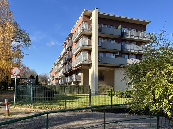 Teligi 26 w Krakowie. Blok z ukrytym balkonem