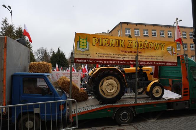 Protest rolników 20 marca przed Lubelskim Urzędem Wojewódzkim w Lublinie