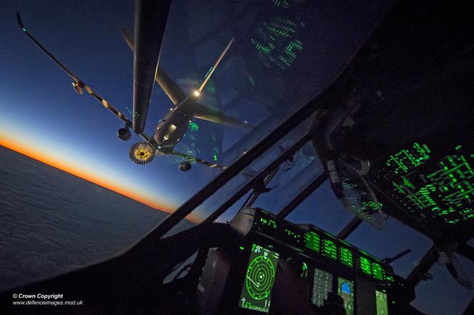 Nocne tankowanie transportowego C-130J Hercules z samolotu Airbus Voyager