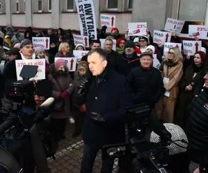 Moja emerytura przestała wystarczać mi na życie. Ogromny protest pod urzędem miasta w Piotrkowie!