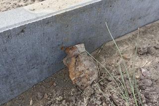 Podczas prac budowlanych znaleźli granat z zapalnikiem! Ewakuacja mieszkańców w Korczowie