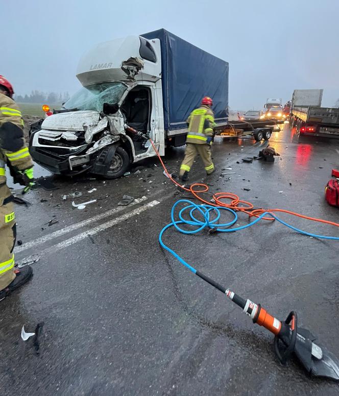 Wypadek na DK 15 w Rożentalu. Bus zderzył się z ciężarówką. Jedna osoba ranna