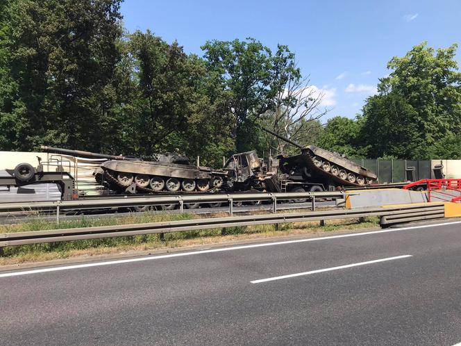 Szczecin. Zderzenie ciężarówek przewożących czołgi