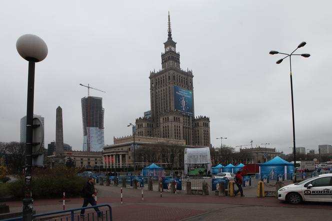 Budowa miasteczka przed powitaniem pucharu Euro 2012