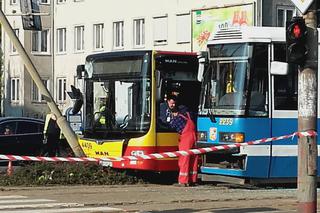 Dwie osoby ranne w zderzeniu autobusu MPK z tramwajem. Znane są wstępne przyczyny wypadku [ZDJĘCIA]