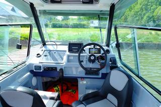 Zalew Zemborzycki pod czujnym okiem policjantów. Motorówka rozpędza się do 65 km/h